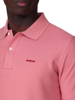 Polo en coton biologique rose uni avec une coupe droite et un col boutonné