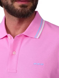 Polo en coton biologique rose uni avec une coupe droite et un col boutonné
