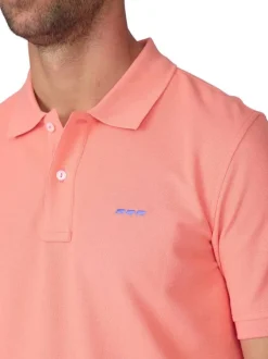 Polo en coton biologique rose uni avec une coupe droite et un col à revers
