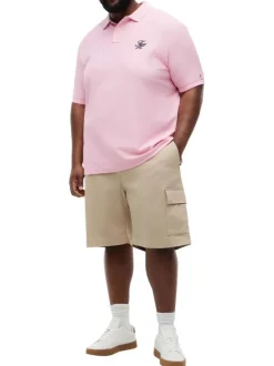 Polo en coton biologique rose uni pourvu d'une coupe droite et d'un col boutonné