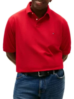Polo en coton biologique rouge uni avec une coupe droite et un col boutonné