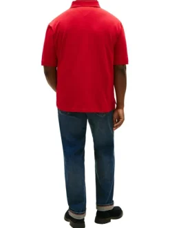Polo en coton biologique rouge uni avec une coupe droite et un col boutonné