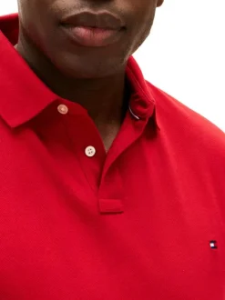 Polo en coton biologique rouge uni avec une coupe droite et un col boutonné