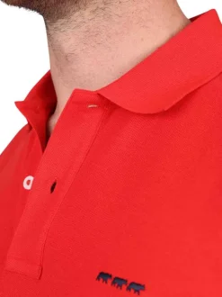 Polo en coton biologique rouge uni avec une coupe droite et un col à revers