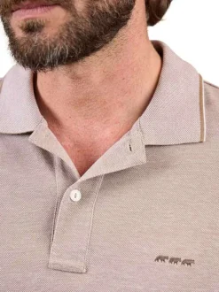 Polo en coton biologique taupe à coupe droite pourvu d'un col boutonné