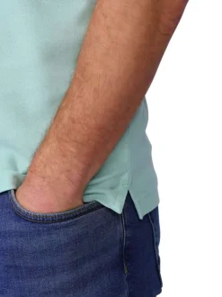 Polo en coton biologique vert d'eau uni avec une coupe droite