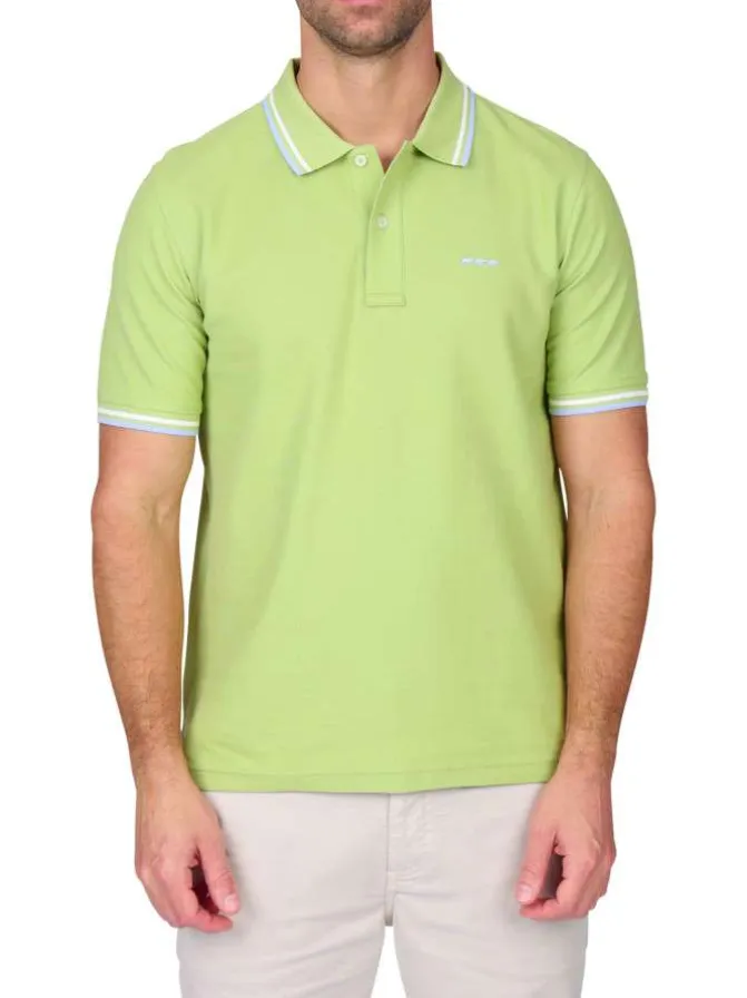Polo en coton biologique vert uni avec une coupe droite et un col boutonné