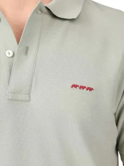 Polo en coton biologique vert uni avec une coupe droite et un col à revers