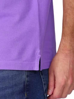 Polo en coton biologique violet uni avec une coupe droite et un col à revers