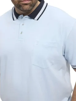 Polo en coton bleu ciel à détails bleus marine uni à coupe droite avec une poche