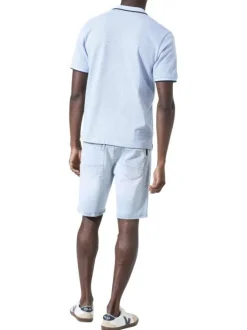 Polo en coton bleu ciel uni avec une coupe droite et un col à revers