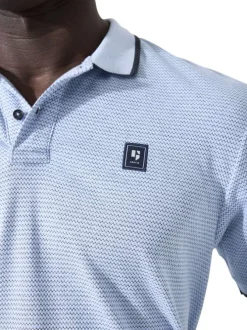 Polo en coton bleu ciel uni avec une coupe droite et un col à revers