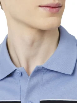 Polo en coton bleu à coupe droite pourvu d'un col à revers côtelé