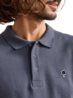 Polo en coton bleu gris uni avec une coupe droite et un col boutonné