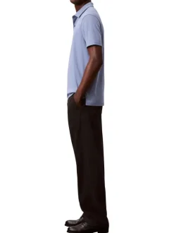 Polo en coton bleu uni avec une coupe droite et un col boutonné