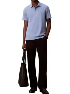 Polo en coton bleu uni avec une coupe droite et un col boutonné