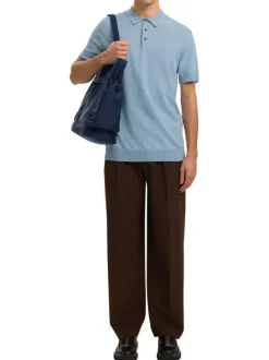 Polo en coton bleu uni avec une coupe droite et un col boutonné