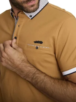 Polo en coton camel uni avec une coupe droite et un col boutonné