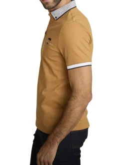 Polo en coton camel uni avec une coupe droite et un col boutonné