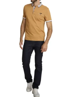Polo en coton camel uni avec une coupe droite et un col boutonné