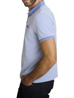 Polo en coton ciel uni avec une coupe ajustée et un col boutonné