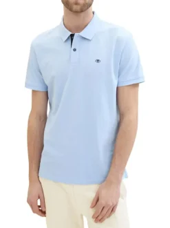 Polo en coton ciel uni avec une coupe droite et un col boutonné