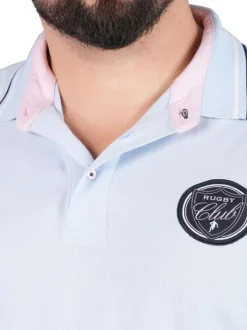 Polo en coton ciel uni pourvu d'une coupe droite et d'un col boutonné
