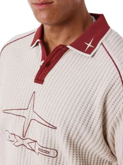 Polo en coton écru avec logo à coupe droite et à col boutonné