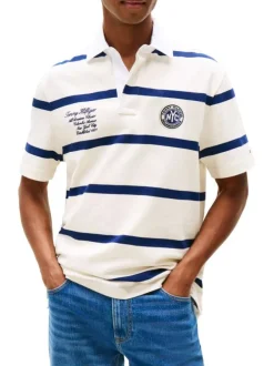 Polo en coton écru rayé avec un col boutonné et des manches courtes