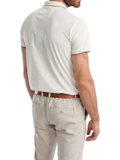 Polo en coton écru uni pourvu de manches courtes et d'un col boutonné