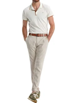 Polo en coton écru uni pourvu de manches courtes et d'un col boutonné