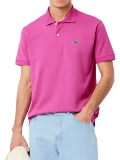 Polo en coton fuchsia uni avec une coupe regular fit et le petit crocodile brodé
