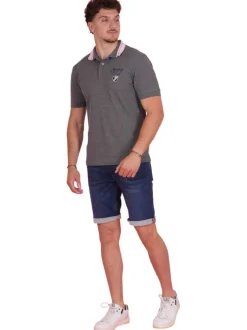 Polo en coton gris uni pourvu d'une coupe droite et d'un col boutonné