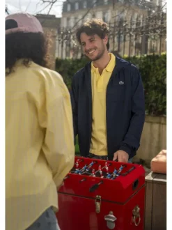 Polo en coton jaune à coupe droite pourvu d'un col à revers boutonné