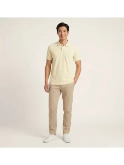Polo en coton jaune uni avec une coupe droite et un col boutonné