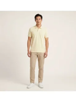 Polo en coton jaune uni avec une coupe droite et un col boutonné