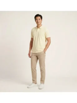 Polo en coton jaune uni avec une coupe droite et un col boutonné