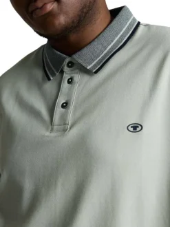 Polo en coton kaki uni pourvu d'une coupe droite et d'un col boutonné