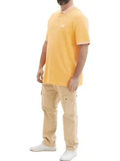 Polo en coton maille piquée orange avec une coupe droite et un col boutonné
