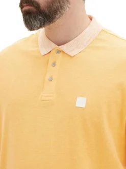 Polo en coton maille piquée orange avec une coupe droite et un col boutonné