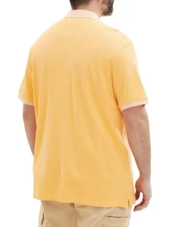 Polo en coton maille piquée orange avec une coupe droite et un col boutonné