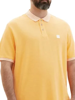 Polo en coton maille piquée orange avec une coupe droite et un col boutonné