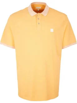 Polo en coton maille piquée orange avec une coupe droite et un col boutonné