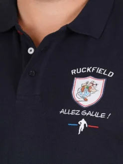 Polo en coton marine uni pourvu d'un écusson brodé et d'une coupe droite