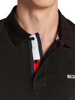 Polo en coton noir avec une fermeture boutonnée et logo iconique
