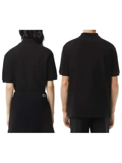 Polo en coton noir uni avec une coupe droite et col fermé par boutons
