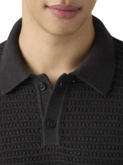 Polo en coton noir uni avec une coupe droite et un col boutonné