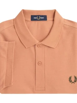 Polo en coton orange uni avec une coupe droite et un petit logo sur la poitrine