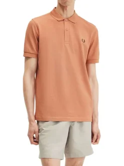 Polo en coton orange uni avec une coupe droite et un petit logo sur la poitrine