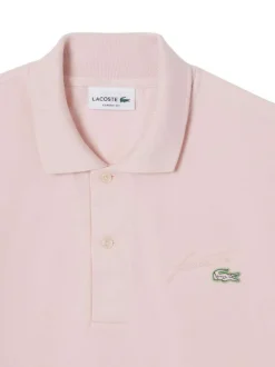Polo en coton rose avec un col boutonné et des manches courtes